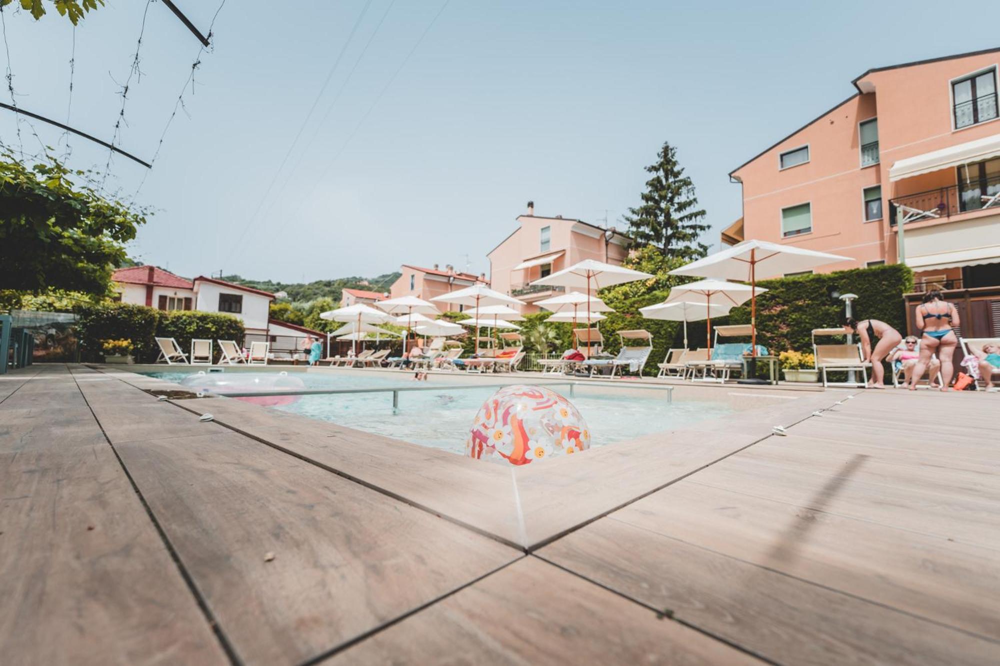Residence Holidays Pietra Ligure Exterior foto